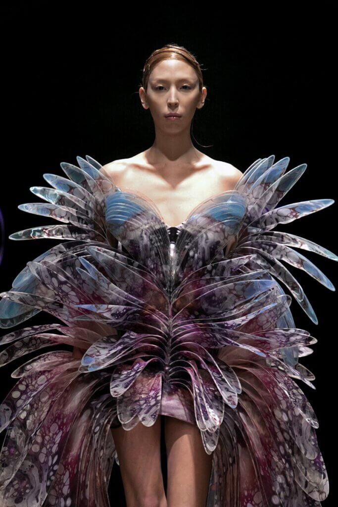 https://title-mag.com/wp-content/uploads/2021/08/Look-21-SS20-Sensory-Seas-Iris-van-Herpen-Couture-HL-50-683x1024.jpg